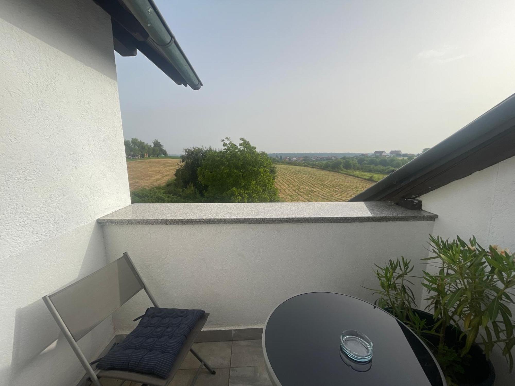 Vila Milka - Balkon - Besplatan Parking - Samostalna Prijava Karlovac Extérieur photo